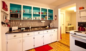 Kitchen area of Little Crooked house with eclectic design / cuisine de la Petite maison croche avec design éclectique
