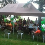 Group activity under a tent at the Presidents' Suites Villa / Activité de groupe sous la tente aux Suites des Présidents