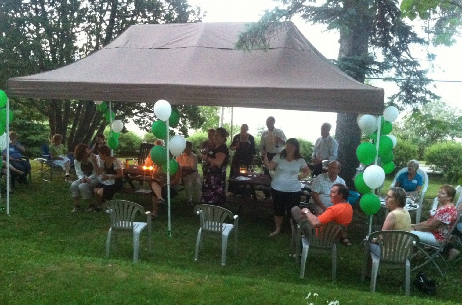 Group activity under a tent at the Presidents' Suites Villa / Activité de groupe sous la tente aux Suites des Présidents