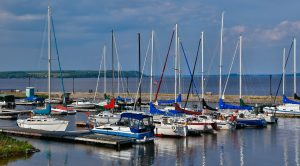 The sailboats at the Haileybury waterfront just a few minutes away from the Presidents' Suites. / les voiliers au bord de l'eau à Haileybury est à distance de marche des Suites des Présidents à Temiskaming Shores