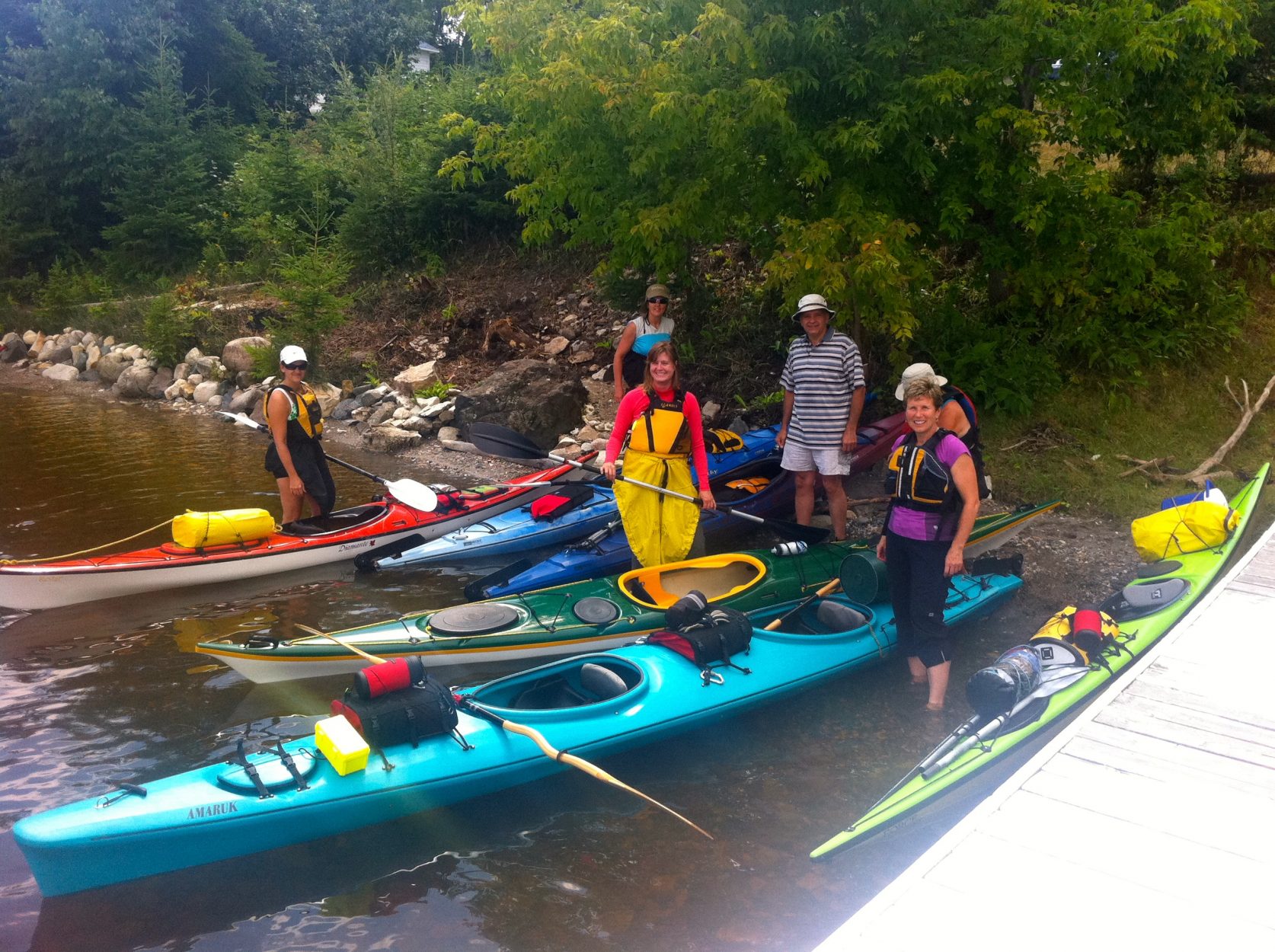 Kayak group activity on lake Temiskaming during a stay at the Presidents' Suites / Activité en kayak sur le lac Témiskaming pendant un séjour aux Suites des Présidents