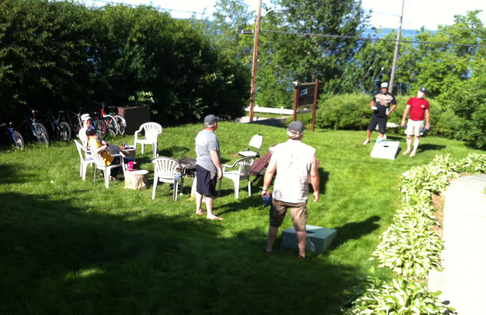 Playing outdoor games between friends at the Presidents' Suites / Groupe d'amis avec des jeux extérieurs aux Suites des Présidents