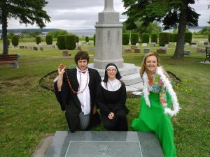 A group at the Haileybury cemetery during our historical scavenger hunt. A fun event organized by the Presidents' Suites / un groupe au cimetière pendant une chasse aux trésors historiques des Suites des Présidents. 