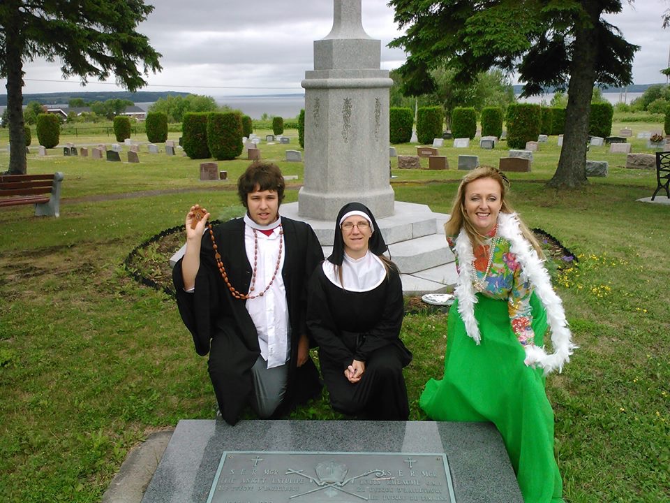 A group at the Haileybury cemetery during an historical hunt prepared by the Presidents' Suites / Un groupe lors d'une chasse aux trésors historique organisée par les Suites des Présidents.