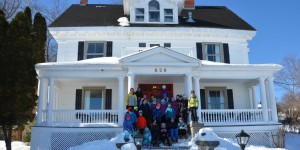 Skiing group at the President's Suites Villa during their stay in the Temiskaming region. Great for sport and activity groups. / Un groupe de skieurs devant la Villa des Suites des Présidents pendant un séjour dans la région du Témiskaming