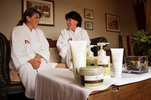 Enjoying the spa basket during a girls getaway at the Presidents' Suites / Groupe profitant du panier spa lors d'une escapade entre amies aux suites des Présidents.