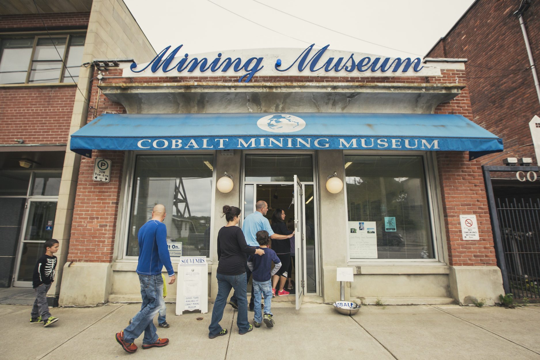 Family visit of the Cobalt Mining Museum. / Visite en famille du musée des mines de Cobalt.