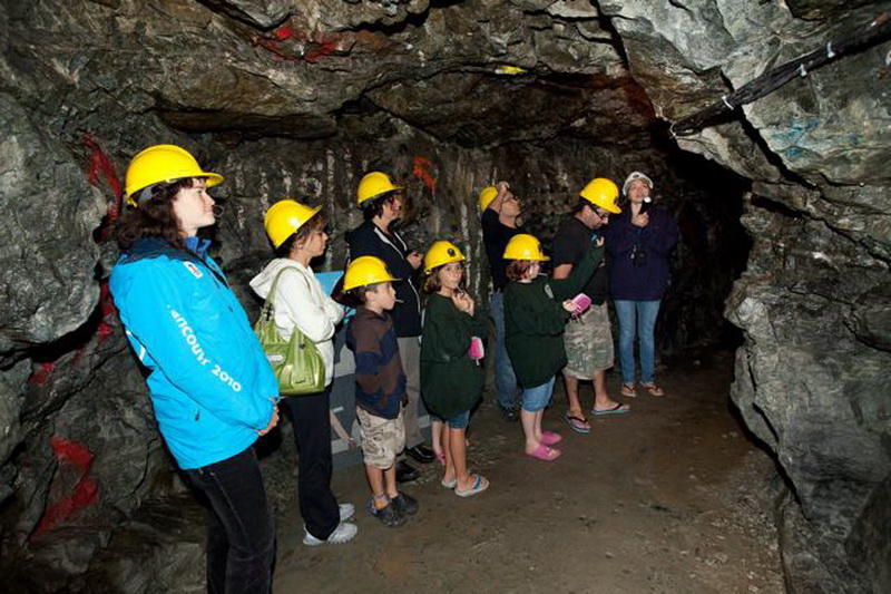 Family tour of the underground Colonial Mine Adit in Cobalt / Visite souterraine en famille de la mine Colonial de Cobalt.