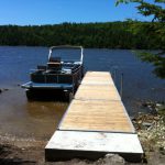 Dock at Farr Island with pontoon. The dock is located on the west side of the island. / Quai à l'île Farr avec ponton. Le quai est situé sur le côté ouest de l'île.