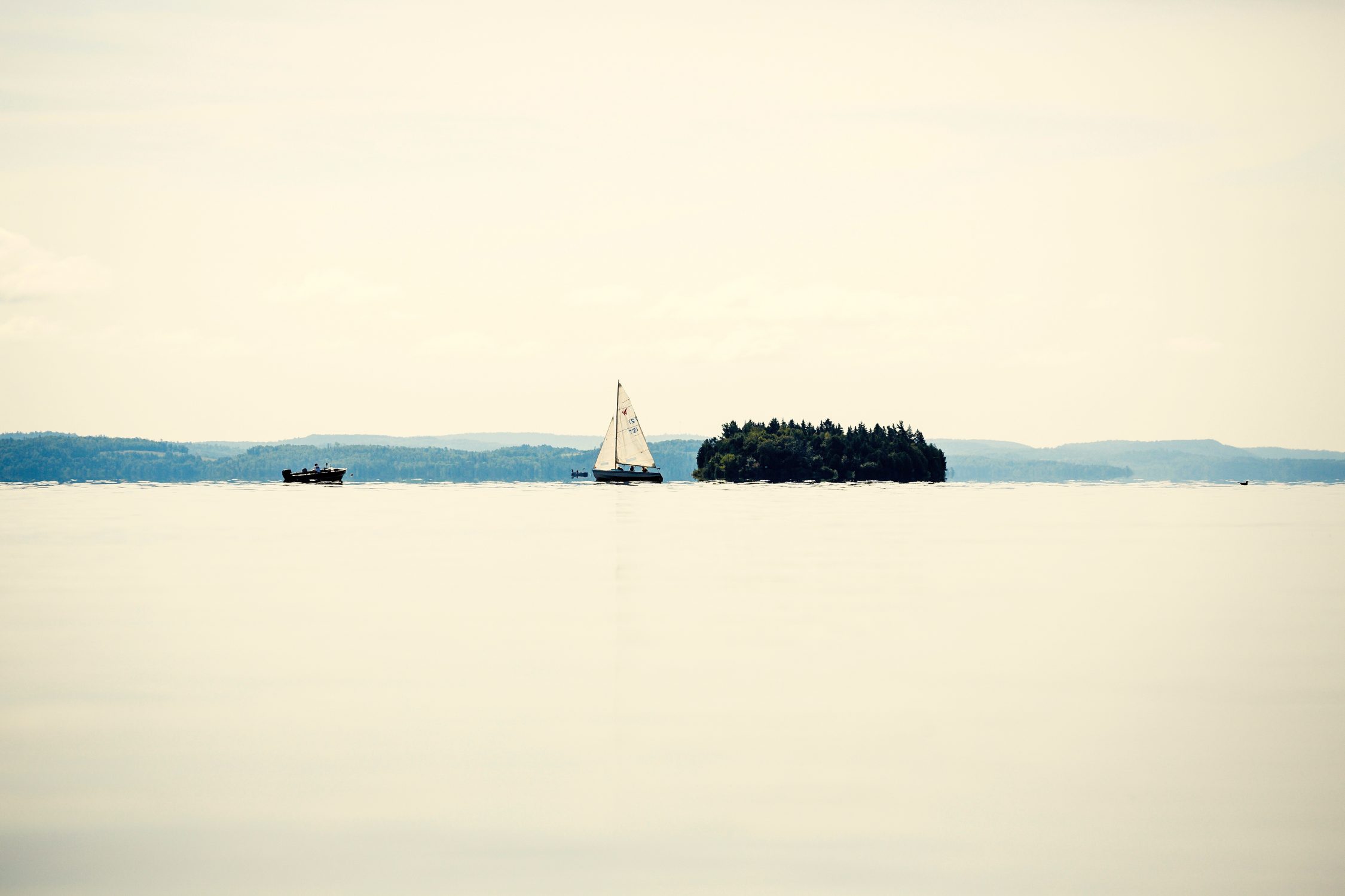 Boats around Farr Island on Lake Temiskaming / Bateaux autour de l'île Farr sur le lac Témiskaming