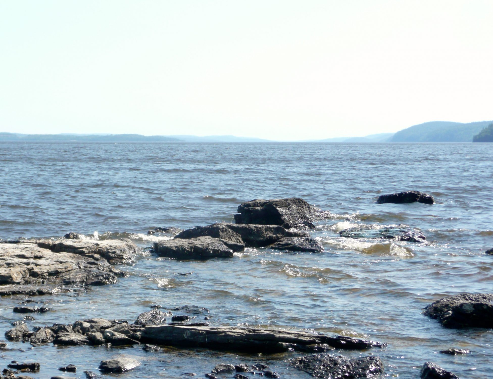 Looking South from Farr Island. The view is simply astonishing and remind people of the Saguenay Fjords. / La vue à partir du bout sud de l'île Farr. Une vue vraiment splendide qui rappelle souvent aux gens les fjords du Saguenay.