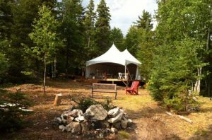 Farr Island reception area with 20x30 party tent, chairs and tables for 50 people, kitchen facilities, fire pit and a lot more / L'endroit de réception de l'île Farr avec tente de 20x30 avec tables et chaises pour 50 personnes, cuisine, BBQ et plus.