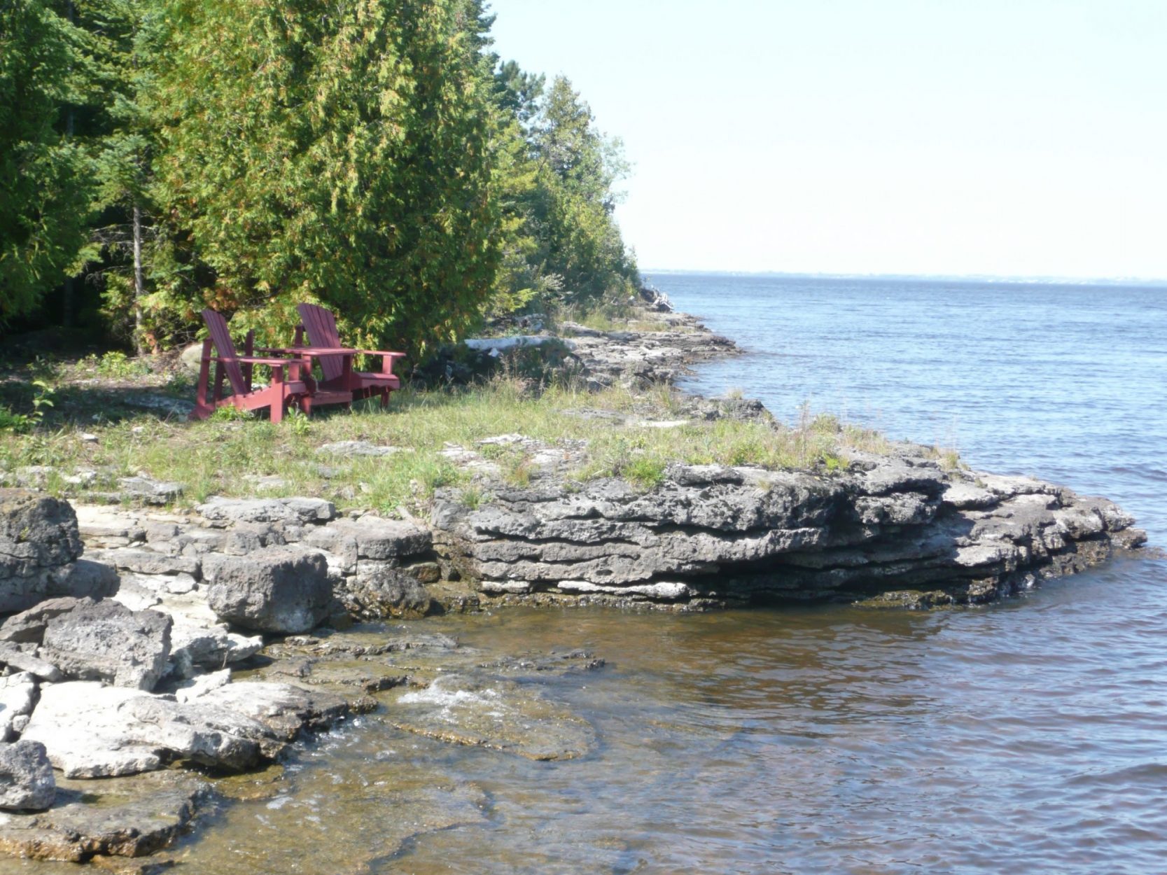 Resting Area on East site of Farr Island with view on the Quebec side / Endroit de repos sur le côté est de l'île Farr avec vue sur le Québec