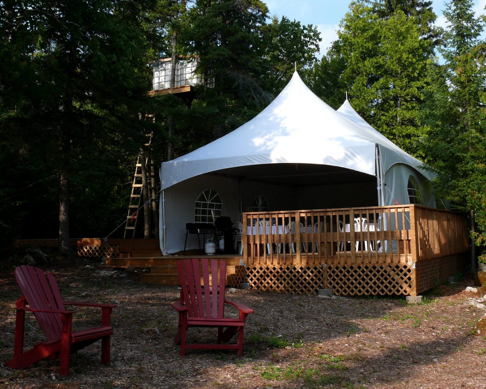 Farr Island deck and party tent on lake Temiskaming / Patio et grande tente à l'île Farr surle lac Temiskaming