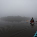 Kayaking to Farr Island on a foggy morning / En kayak vers l'île Farr par un matin brumeux