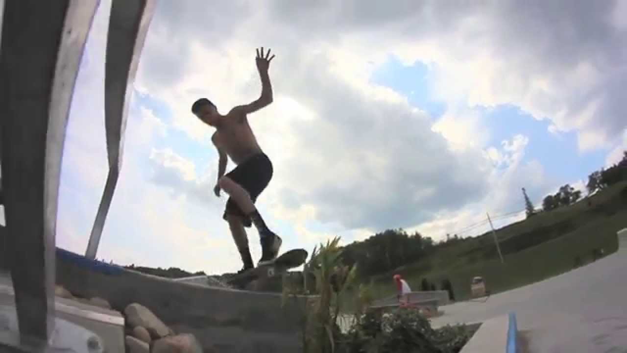 Skate boarder at the Harder For Carter Skate Park in New Liskeard / un planchiste au parc à planche de Temiskaming Shores