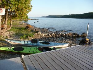 Kayaks at Farr Island. A great day destination on Lake Temiskaming only a few kilometres from Haileybury. / Des kayaks à l'île Farr. Une destination de jour sur le lac Temiskaming à seulement quelques kilomètres de Haileybury.