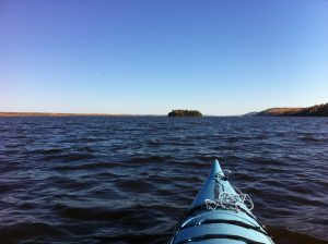 En route vers l'île Farr sur le lac Témiskaming. Nos clients peuvent utiliser nos kayaks ou canots.