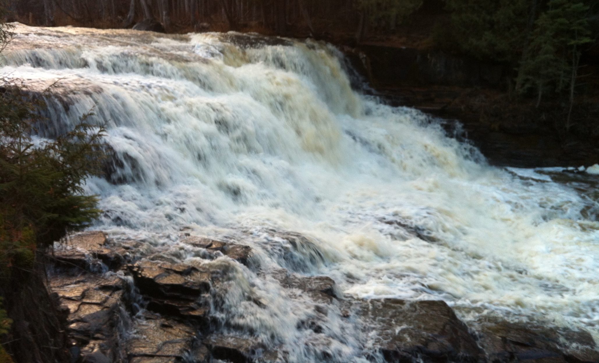 Une chute au parc Pete's Dam près de Temiskaming Shores. Un endroit idéal pour une randonnée en famille ou un piquenique.