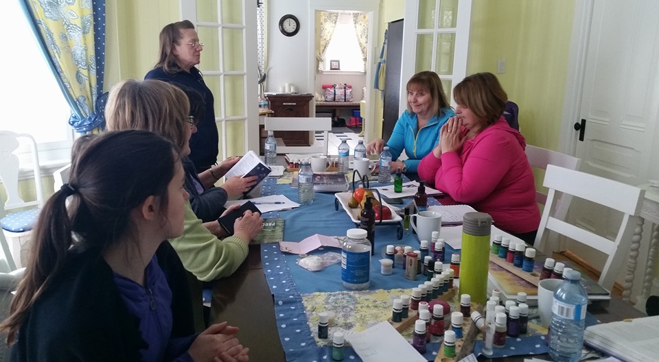 Wellness retreat, essential oils session organized by Bridging the Gap to a Newer You held at the Lumber Baron's House / Session sur les huiles essentiels lors d'une retraite santé à la Maison des barons forestiers