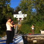 Yoga and meditation on the private dock at the Presidents' Suites in Haileybury. / Yoga et méditation sur le quai privé des Suites des Présidents à Temiskaming Shores