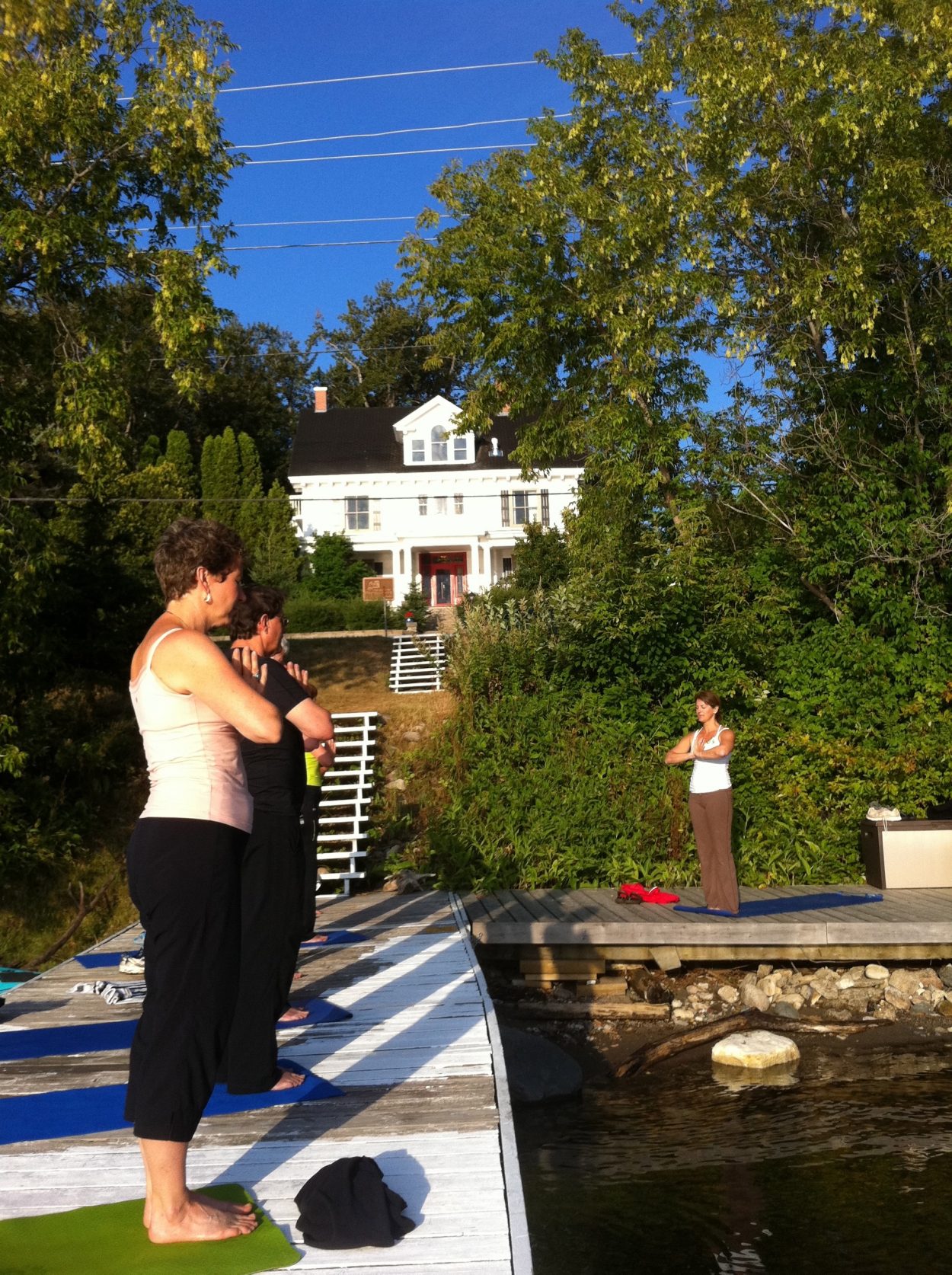 Yoga and meditation on the private dock at the Presidents' Suites in Haileybury. / Yoga et méditation sur le quai privé des Suites des Présidents à Temiskaming Shores