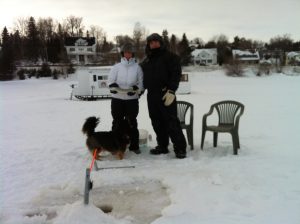 Pêche sur glace en face de la Villa des Suites des Présidents sur le lac Témiscamingue