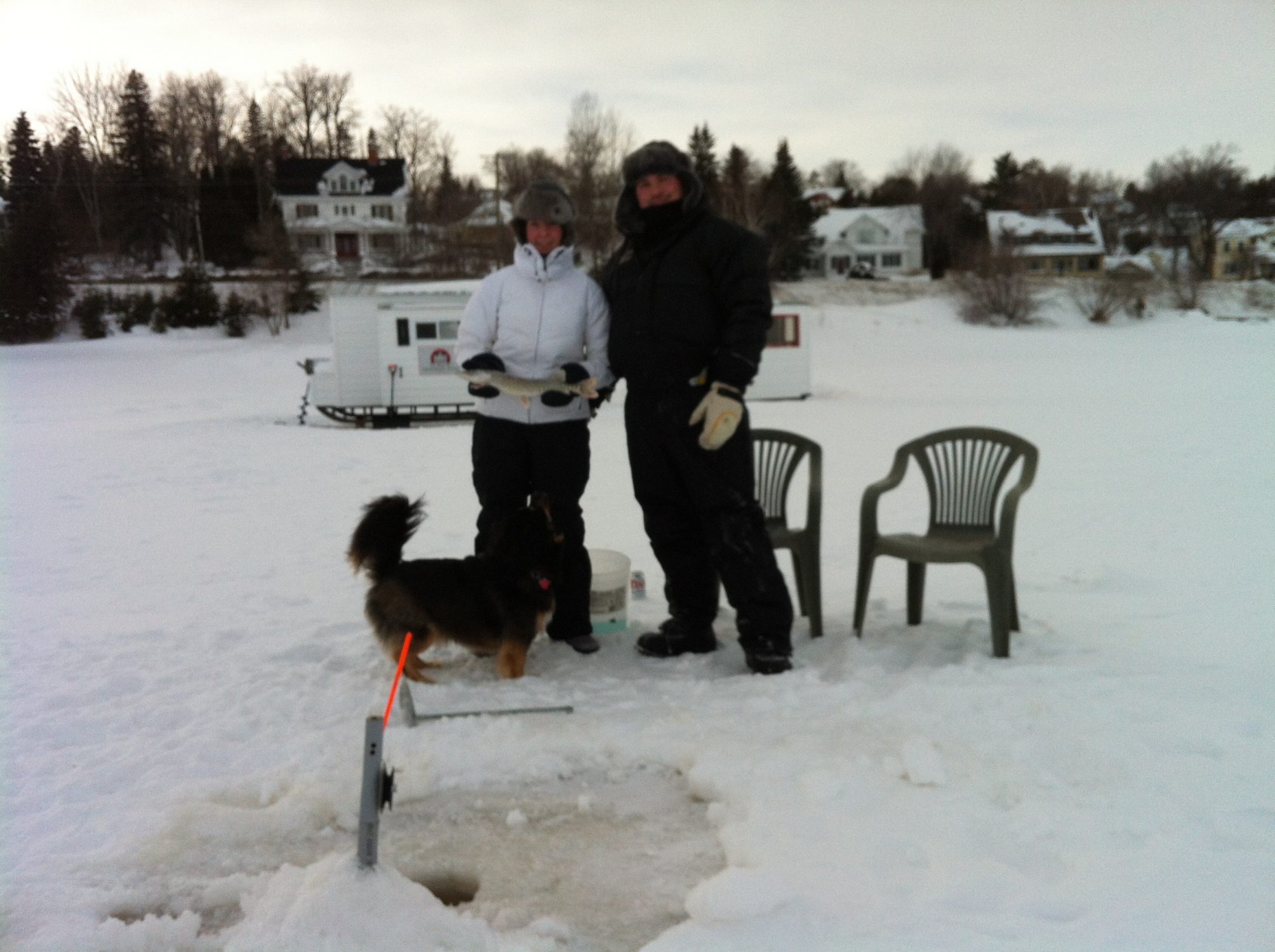 Pêche sur glace en face de la Villa des Suites des Présidents sur le lac Témiscamingue