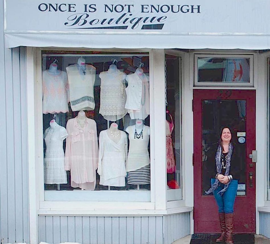 Venir créer votre vitrine de mode avec Joline au Once Is Not Enough Boutique à Temiskaming Shores