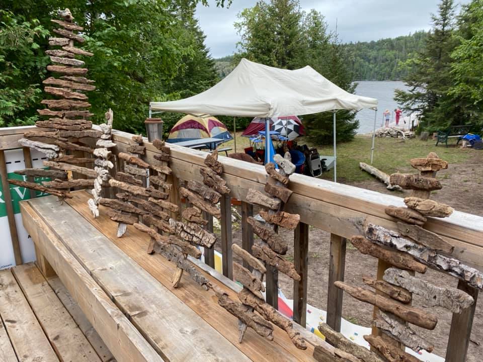 Activité de sculpture de bois de grève pendant votre vacances de glamping