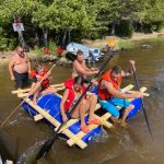 Activité de lac à l'épaule de bâtir un radeau sur l'île Farr