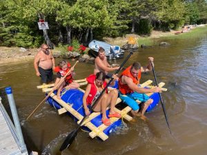 Activité de lac à l'épaule de bâtir un radeau sur l'île Farr