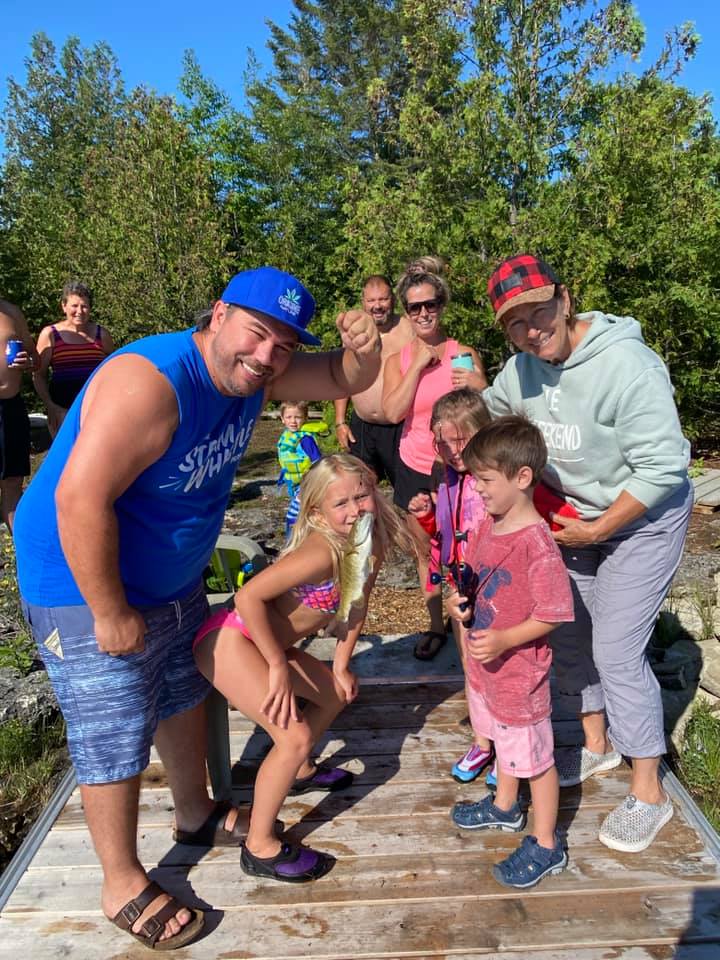 La pêche en famille pendant votre séjour de glamping