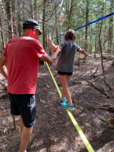 Compétition de slack line pendant votre séjour de glamping