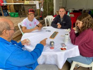 Jouer aux cartes pendant votre séjour de glamping