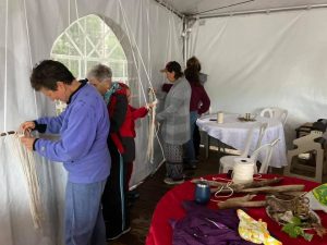 Atelier pour apprendre le macramé pendant votre séjour de glamping