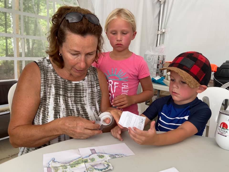 Activité de chasse au trésor pendant votre séjour de glamping