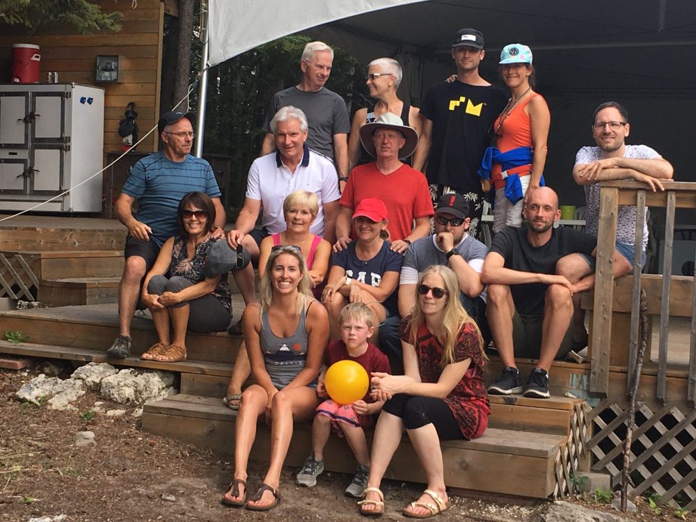 Famille en vacances de glamping à l'île Farr
