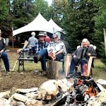 Glamping en famille autour du feu de camp