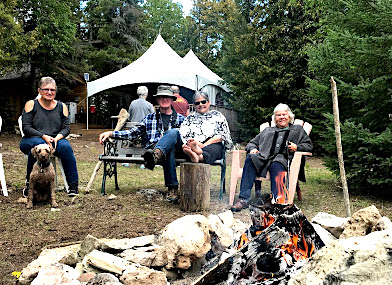 Glamping en famille autour du feu de camp