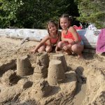 Châteaux de sable des enfants à l'île Farr