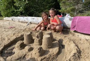 Châteaux de sable des enfants à l'île Farr