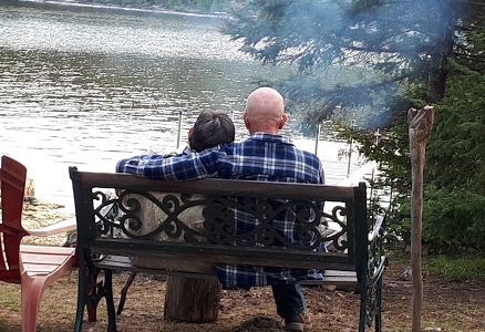 Couple en glamping sur l'île Farr