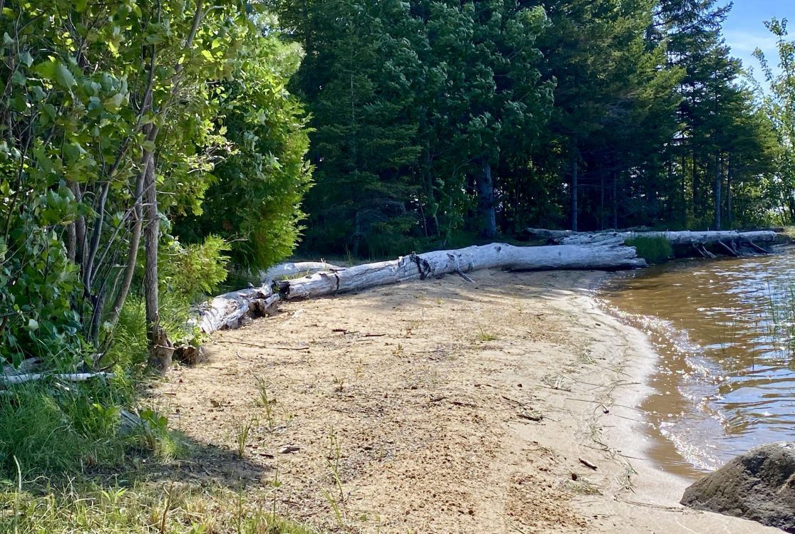 Plage de sable pour le glamping à l'île Farr