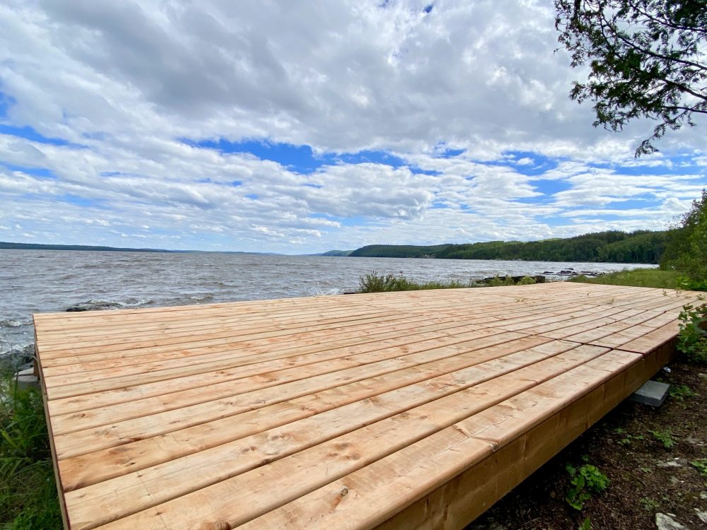 Plateforme de yoga pour le glamping à lîle Farr