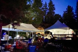 Pavillon principal en soirée pour le glamping à l'île Farr