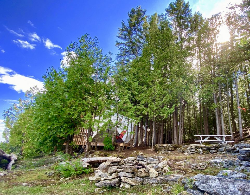 Vue du site de la tente de la cédrière à lîle de glamping sur le lac Temiskaming