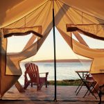 Lever de soleil à lintérieur dune tente de propsecteur de lîle de glamping