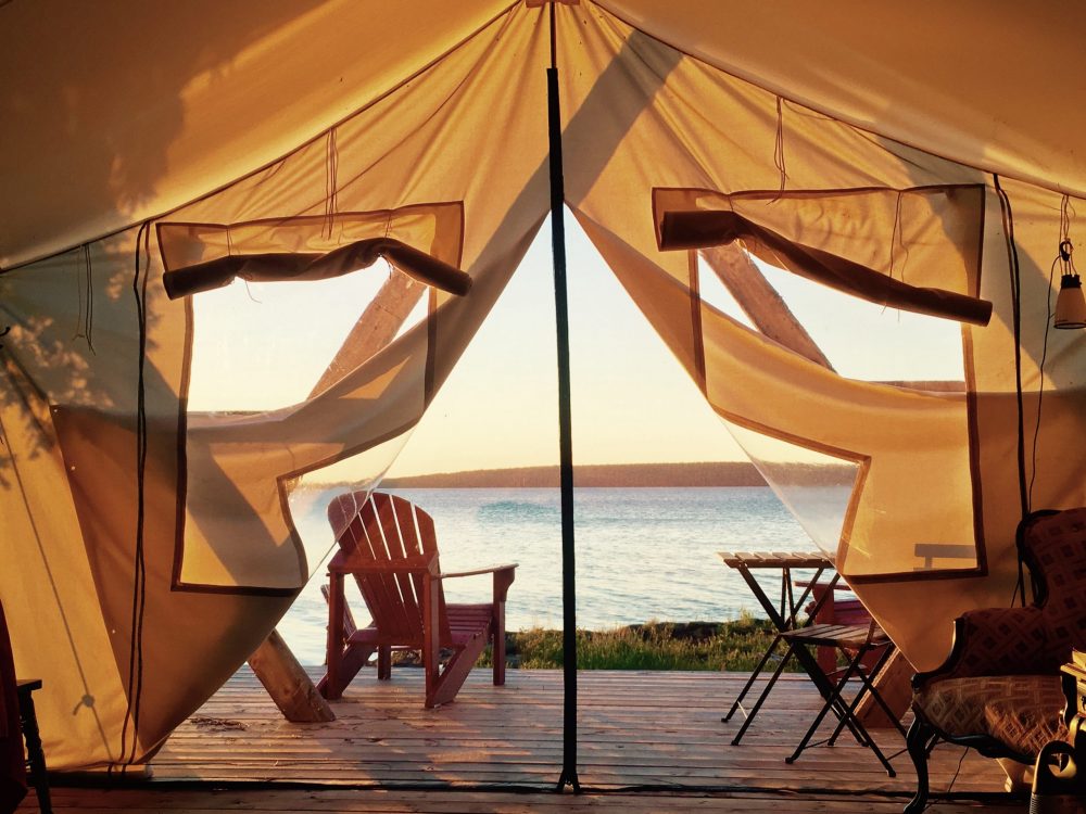 Lever de soleil à lintérieur dune tente de propsecteur de lîle de glamping