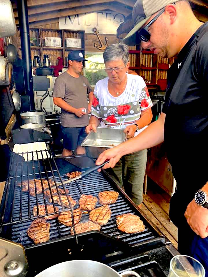 Repas facile sur le BBQ en glamping